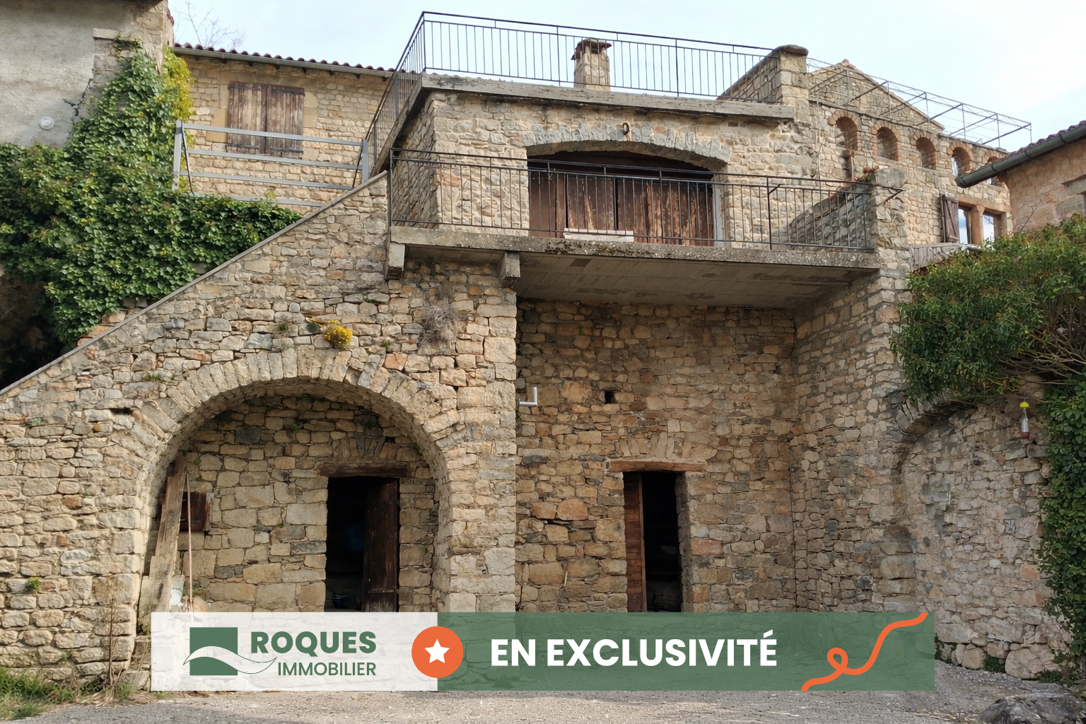 Compeyre, maison en pierre,  136 m2 habitables plus jardinet, terrasses et dépendances