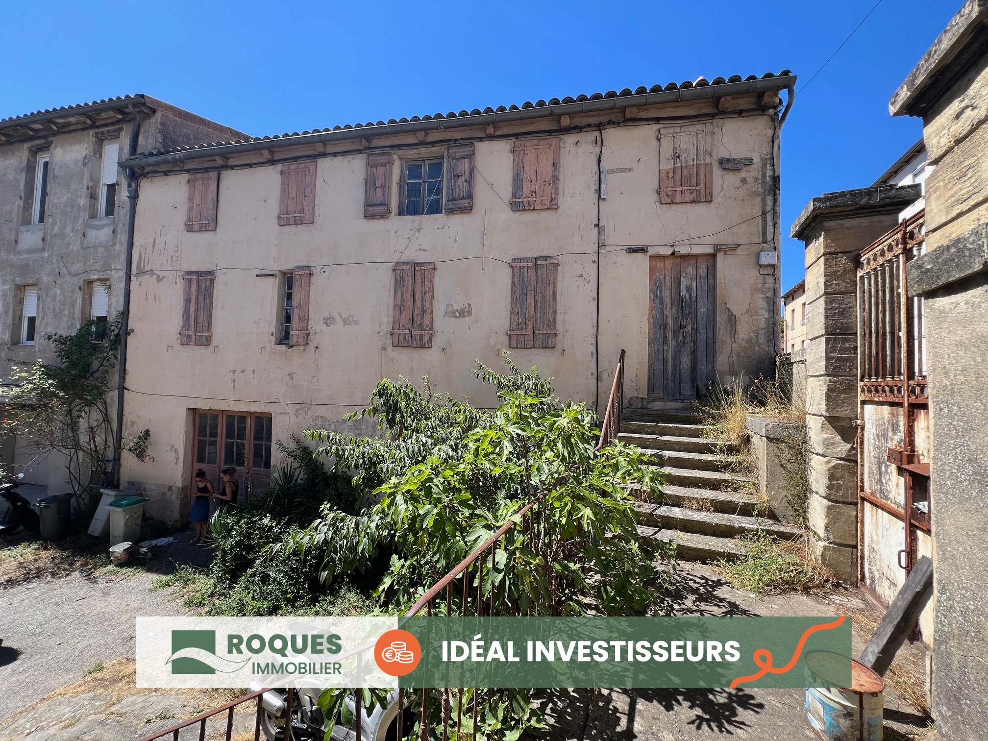 Maison avec garage et extérieur
