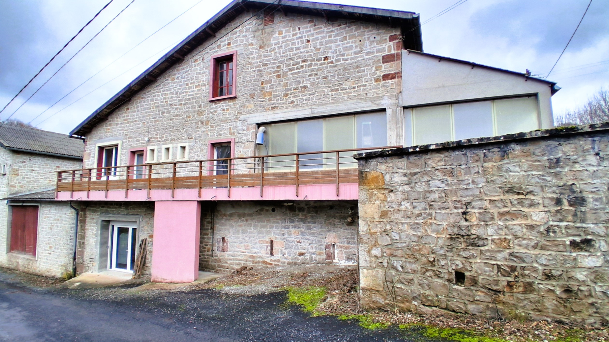 À vendre   Local professionnel de 900 m2 à Saint-Beauzély et apprtement de type 3