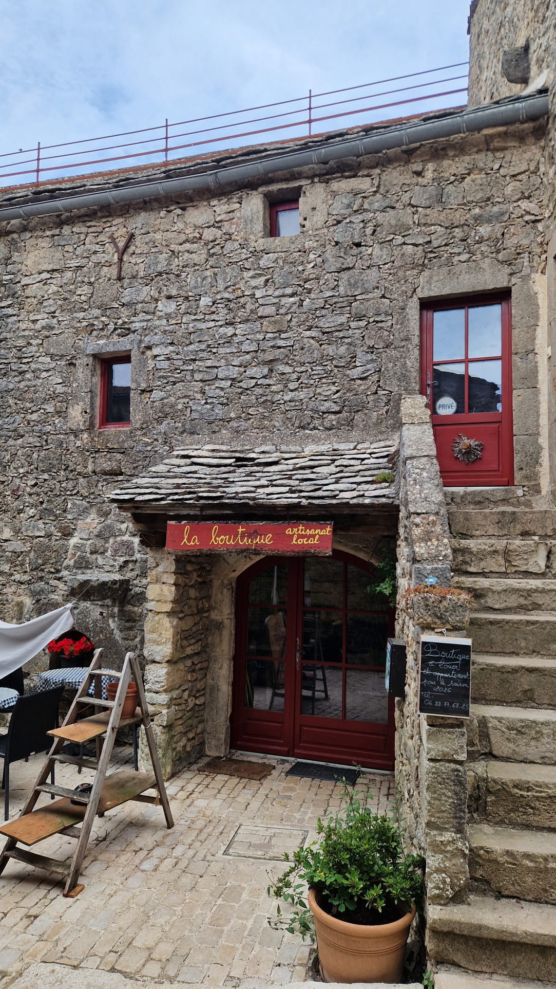 LA COUVERTOIRADE, MAISON DE VILLAGE AVEC .LOCAL A VENDRE